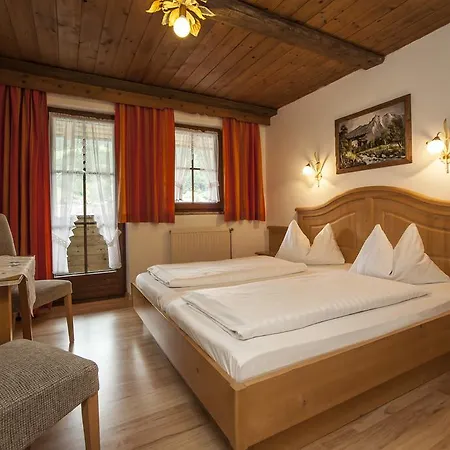 Kaiserpension Muellnerhof Konukevi Oberndorf in Tirol
